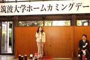 卒業生代表挨拶(右は山田学長)