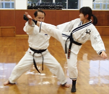 空手7段で、本学の武道護身空手部の顧問を務める本田さんは、「武道は法医学と同様、命がけの勝負に勝ち抜く精神を養成してくれる」と語る。