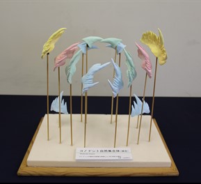 コノドントの実物大復元模型(右)