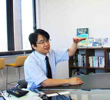 ビジネスエコシステムは「食う食われる」の関係ではない。
相互依存の関係の中でニッチを確保することが大切と、熱く語る。