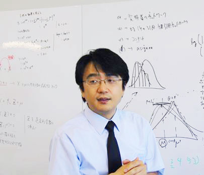 (画像上)数学、特に統計学はビジネスサイエンスの重要なツール。