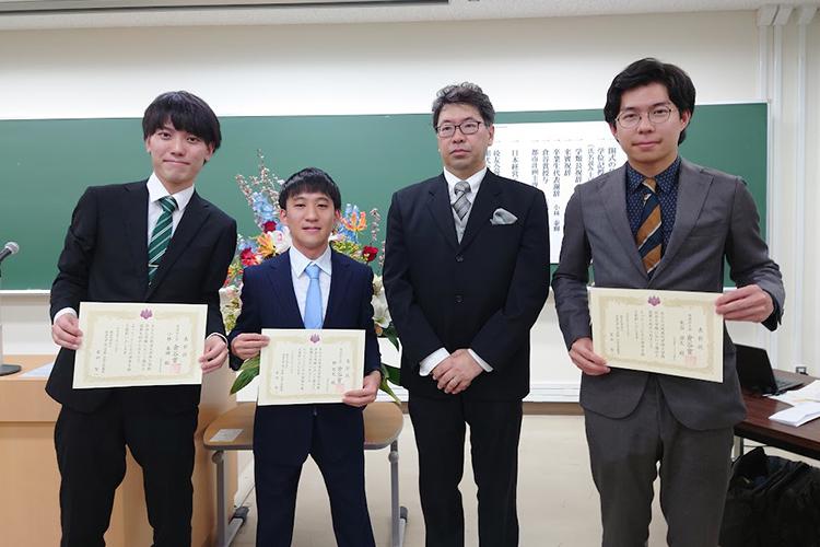 (左から, 小林泰輝さん,柳智也さん,有田智一学類長,米谷源太さん)