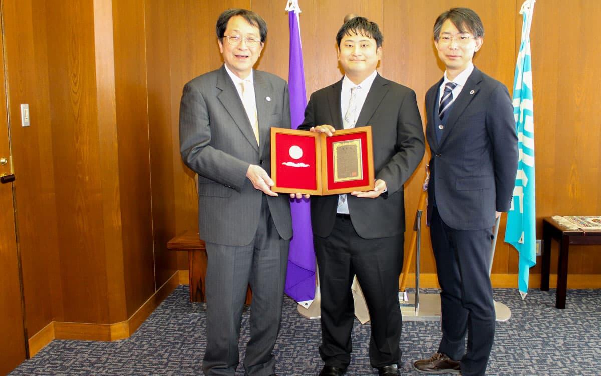 写真:左から永田学長、宮川准教授、重田副学長