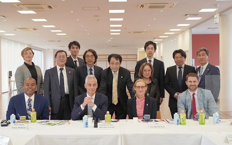 前列左から2番目:Emanuel大使、前列右から2番目:大使夫人