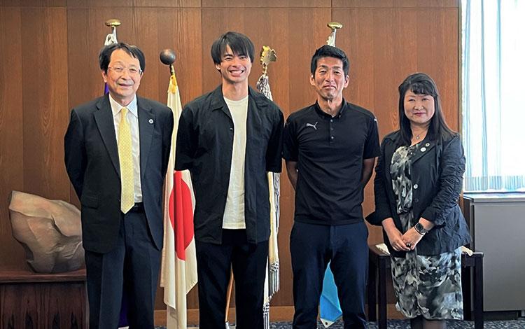 学長表敬：左から永田 恭介 学長、三笘 薫さん、小井土 正亮 准教授、西尾 チヅル 副学長（企画評価・広報担当）