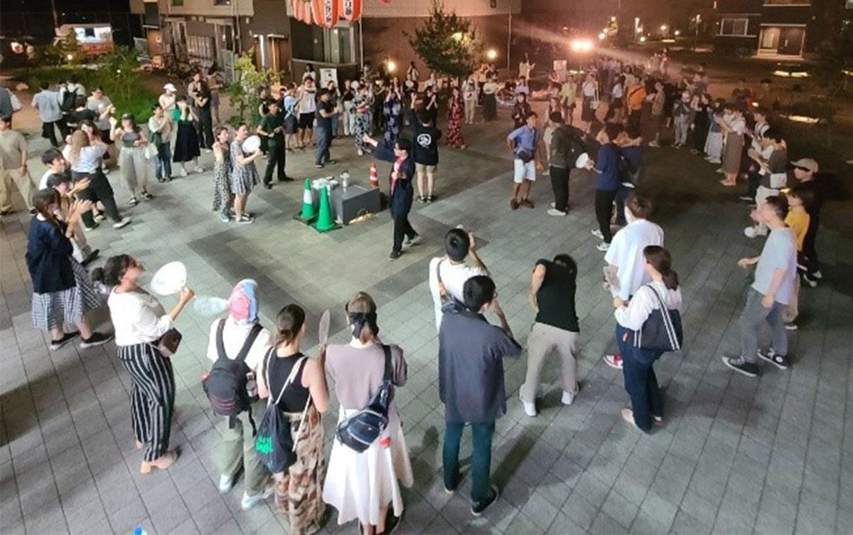 輪になって盆踊りをする来場者