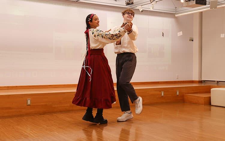 学生がウクライナの伝統的なダンスを披露する様子