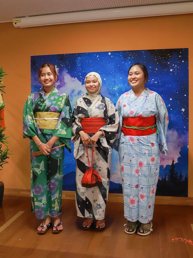 浴衣を着て参加した留学生たち