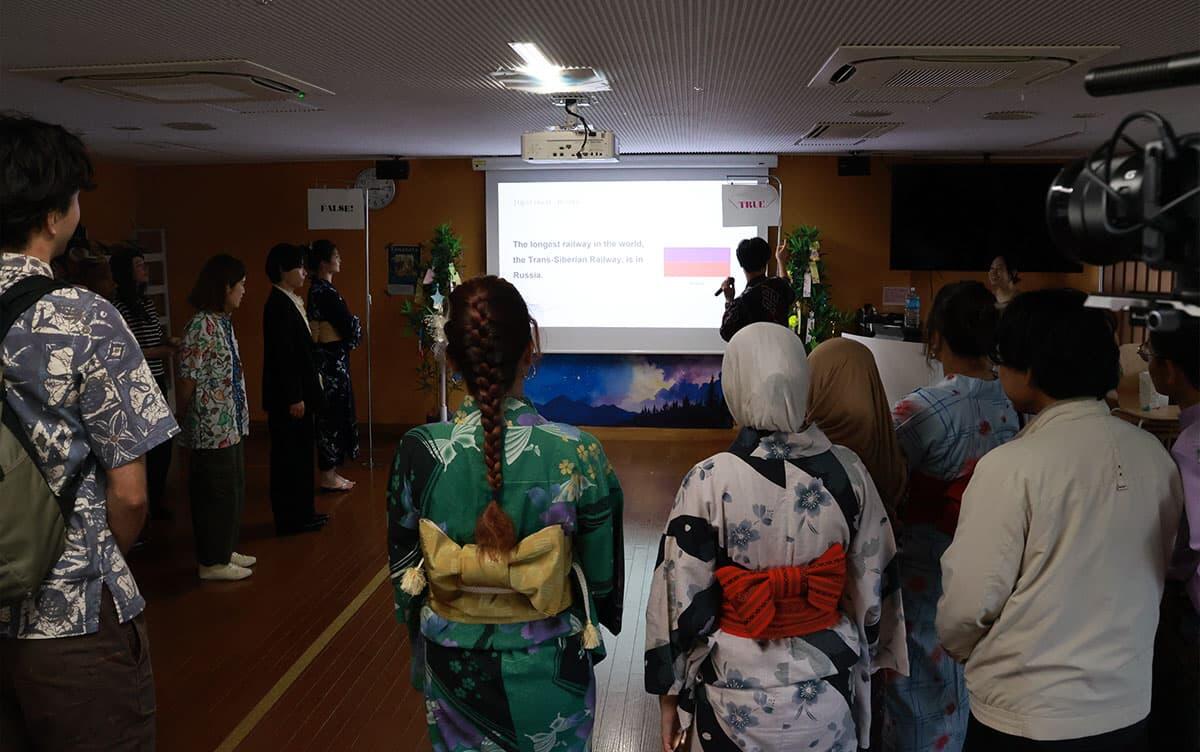 多文化クイズを楽しむ学生たち